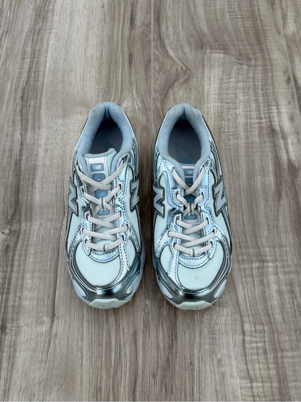 New Balance 740 Girl’s Grade School silver & blue sneakers